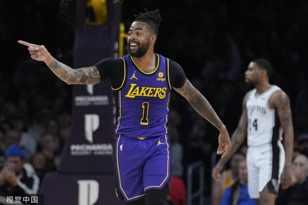 国足球迈入 国足球迈入